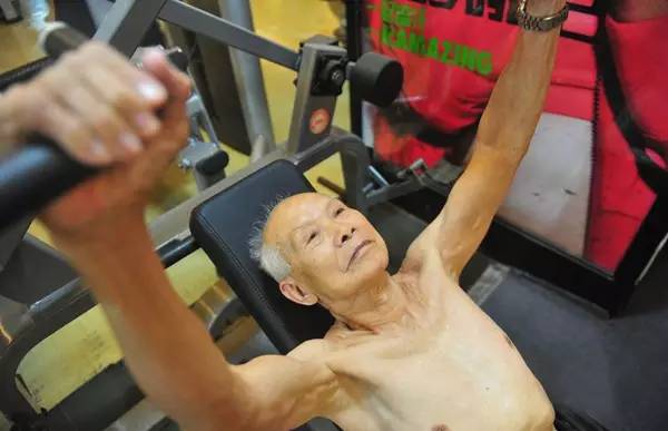 94岁健身爷爷爆红！他还在运动，你有什么理由偷懒